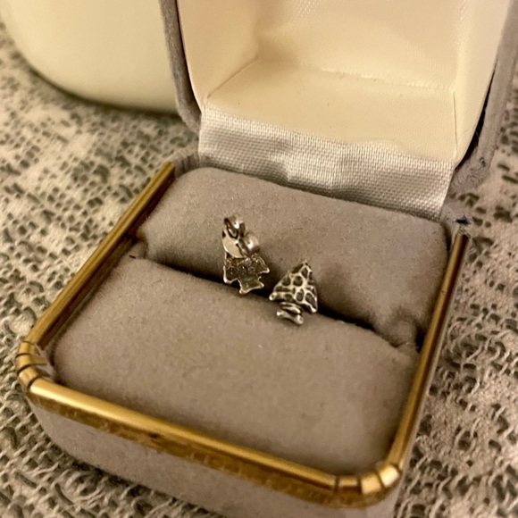 Vintage Arrowhead and Onyx Stud Set - Picture 3 of 4